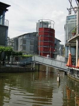 Kaarst : Am Neumarkt, "Neue Mitte Kaarst", die kleine Brücke, die den Stadtsee an der engsten Stelle überspannt, erhielt im Volksmund direkt den Kosenamen "Rialtobrücke".